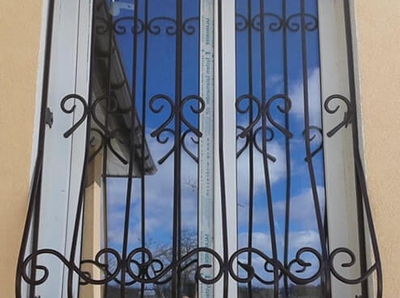 Черная изогнутая решетка