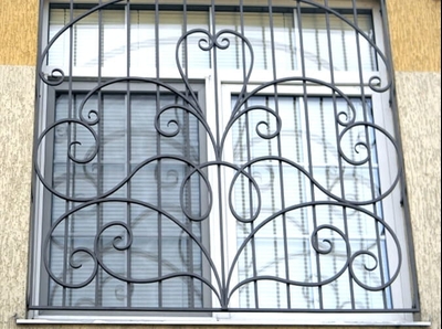 Решетка на окне дома