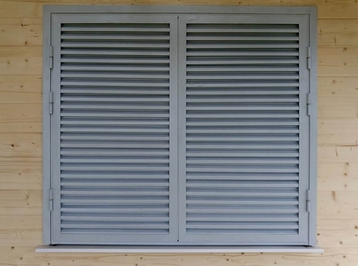 Серые жалюзийные ставни